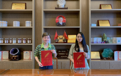 祝賀江西撫州市潘女士成功簽約翌芙萊加盟商！